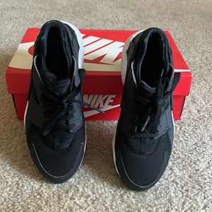 Black & white Nike Huarache big kids 7